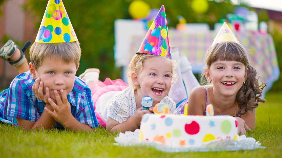 Grupo de 3 niños celebrando un cumpleaños